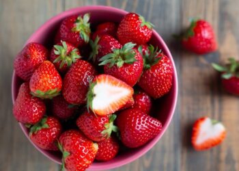 Не е за хора със слаби сърца: учени показаха под микроскоп ягоди и „невидимите“, които живеят върху тях