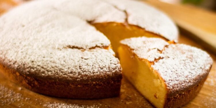 Този сладкиш се топи в устата Ви: малко усилия и леката тази торта с кисело мляко е готова