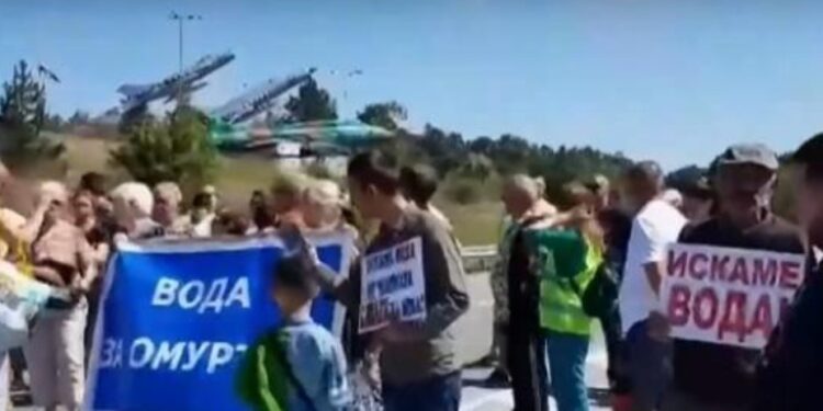 Жители от Омуртаг затвориха пътя София – Варна, за да привлекат внимание върху огромен проблем – безводие!