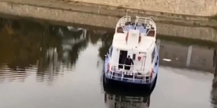 Пиян мъж открадна развлекателна лодка – не е стигнал много далеч!