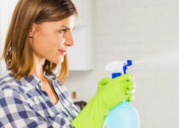 Петната от тапетите могат да бъдат премахнати с помощта на продукт находящ се в кухнята на всяка домакиня!