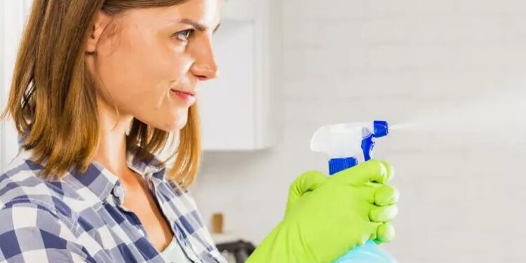 Петната от тапетите могат да бъдат премахнати с помощта на продукт находящ се в кухнята на всяка домакиня!