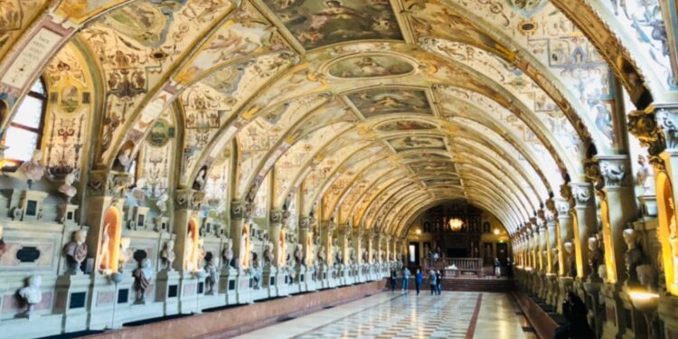 Хитрец! Музеен работник в Мюнхен си позволи да замени няколко картини с фалшификати, като пусна оригиналите на търг Хитрец! Музеен работник в Мюнхен си позволи да замени няколко картини с фалшификати, като пусна оригиналите на търг