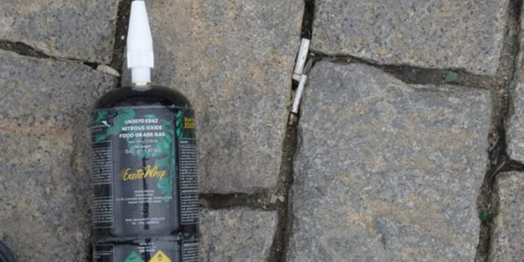 Срам! Заради първия учебен ден намалили цената на райския газ, въпреки забраната – купуваме свободно! Срам! Заради първия учебен ден намалили цената на райския газ, въпреки забраната – купуваме свободно!