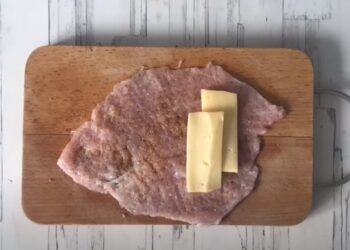 Правя пуешки котлети вместо свински: пълня ги със сирене за вкус – семейството ми ги яде парче по парче