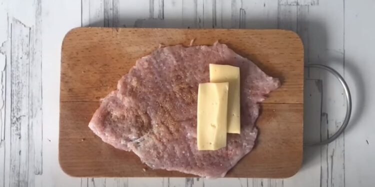 Правя пуешки котлети вместо свински: пълня ги със сирене за вкус – семейството ми ги яде парче по парче