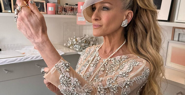 Феновете се подиграват на Сара Джесика Паркър заради роклята ѝ с формата на птица