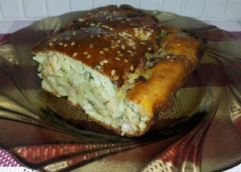 Кефир, зеле и малко кайма: рецепта за нереално вкусен пай с пълнеж за обяд или вечеря – много нежен