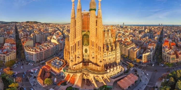 Барселона излезе на протест срещу масовия туризъм и ще продължи