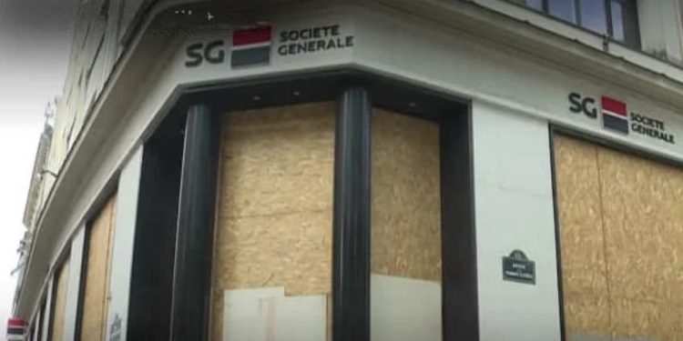 В Париж и други големи френски градове магазините затварят прозорците си от страх от бунтове В Париж и други големи френски градове магазините затварят прозорците си от страх от бунтове