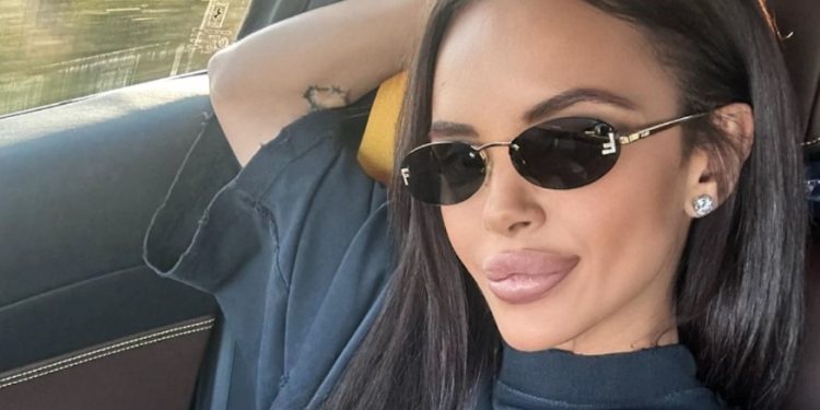 Ретро плакат на поп-фолк миньончето Мария шокира нейните почитатели, заваляха коментари! Ретро плакат на поп-фолк миньончето Мария шокира нейните почитатели, заваляха коментари!