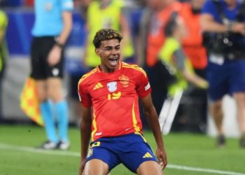 ЕВРО 2024: Снимките от 2007 г., които превзеха мрежата – Меси къпе 5-месечния Ямал