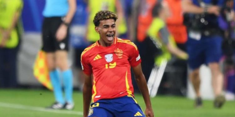 ЕВРО 2024: Снимките от 2007 г., които превзеха мрежата – Меси къпе 5-месечния Ямал