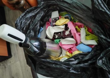 И докато се фукаха, че правят луди пари от балони с райски газ по морето, сега им се стъжни!