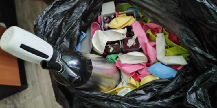 И докато се фукаха, че правят луди пари от балони с райски газ по морето, сега им се стъжни!