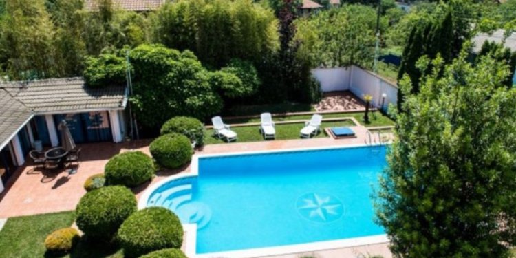 Излиза ли ни пресолено почивката на басейн в жегите?