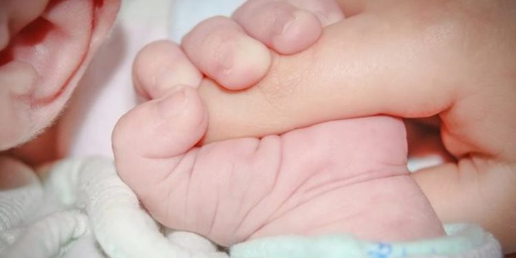 Бебенца четиризнаци, които бяха заченати по естествен път, най-накрая са си удома – след 3 месеца престой в болница