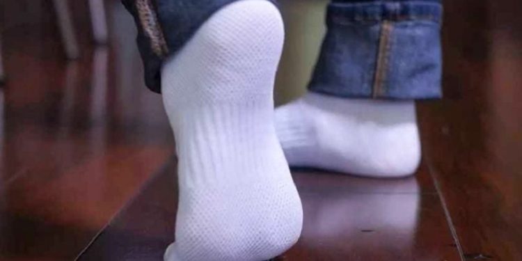 Как бързо да изперете белите чорапи и да им върнете безупречния цвят: средства, които ще ви помогнат