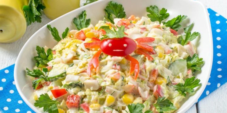 Бърза салата от ракови пръчици, зеле, царевица и краставица (Рецепта) Бърза салата от ракови пръчици, зеле, царевица и краставица (Рецепта)