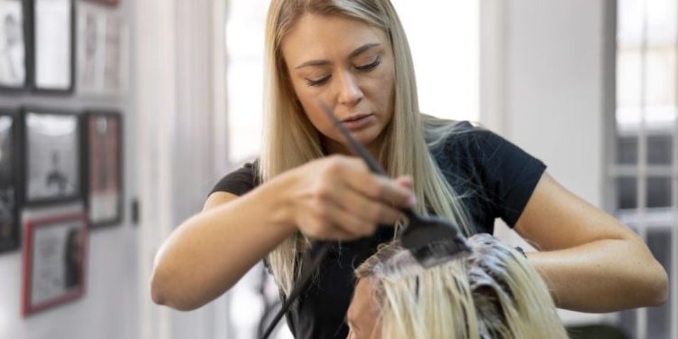 Какви цветове на косата ви подмладяват с 10 години: идеални нюанси за жени над 50 години