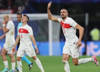 Турция продължава без звездата си Демирал заради „Вълчият поздрав“