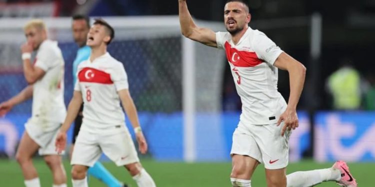 Турция продължава без звездата си Демирал заради „Вълчият поздрав“