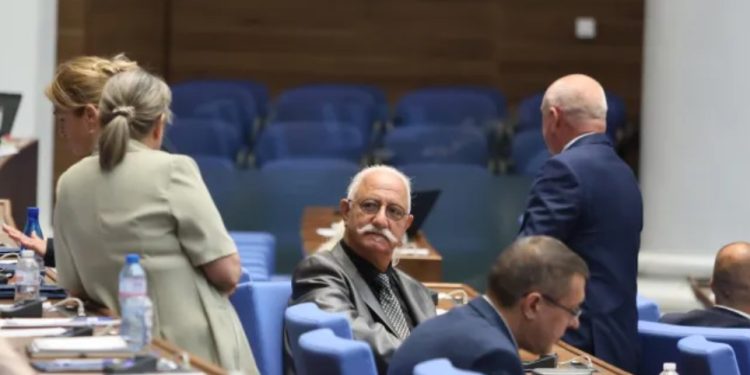 От последните минути! Изненада или не? В парламента вече политическите партии са с една по-малко!