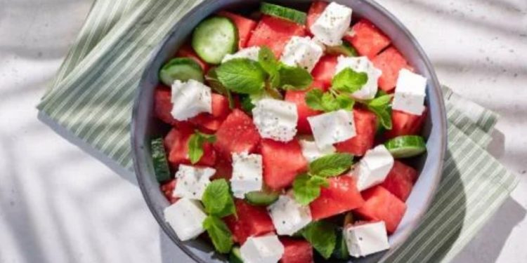 Освежаваща салата от диня и сирене, която става лесно и много бързо