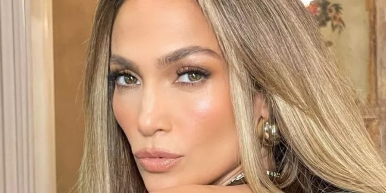 Дженифър Лопес разкри цвета на ноктите си, който трябва да опитате това лято