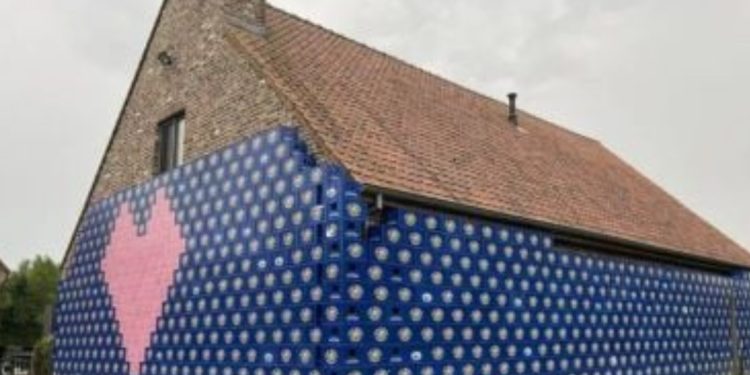 Двойка се прибра и намери къщата си пълна с 2000 каси бира