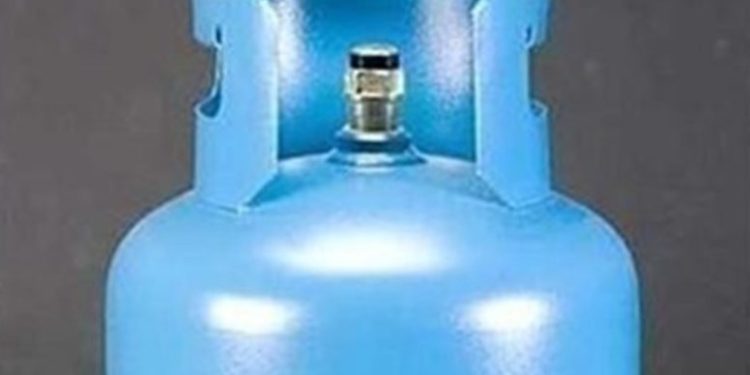 Газова бутилка причини огромни щети на възрастен мъж и дома му