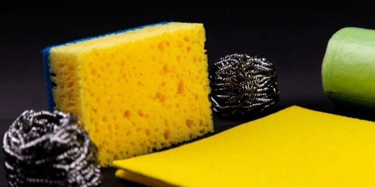 Опитните домакини призоваха да се ръси сол върху гъбата за чинии, назоваха и причината: Опитните домакини призоваха да се ръси сол върху гъбата за чинии, назоваха и причината: