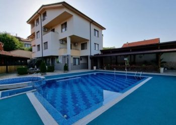 Чудо! Как един хотел в Родопите може да бъде закупен за 880 хиляди лева или 800 хиляди евро едновременно?!