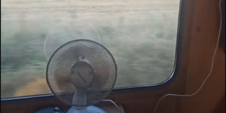 Във влаковете климатици липсват, а пътниците правят и невъзможното, за да се разхладят, родният гений граници няма: