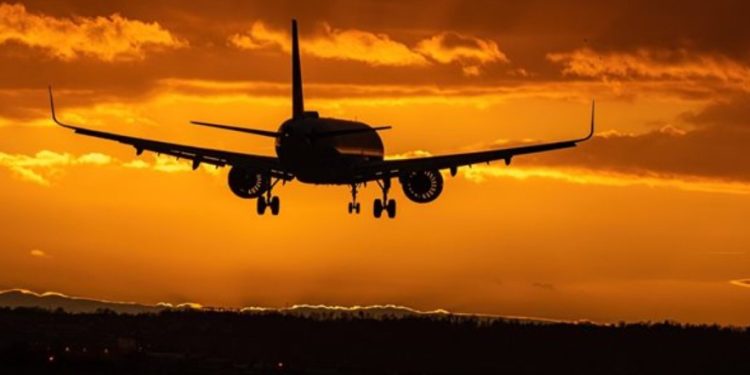 Съдбата си знае работата – жена излъга шефа си, че е много болна, двамата се озоваха в един и същи самолет! Съдбата си знае работата – жена излъга шефа си, че е много болна, двамата се озоваха в един и същи самолет!