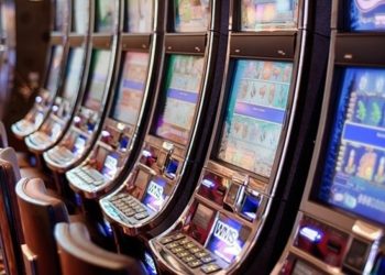 Клиент на казино в по-малък наш град даде 20 лева на гладен мъж, в замяна той го обра