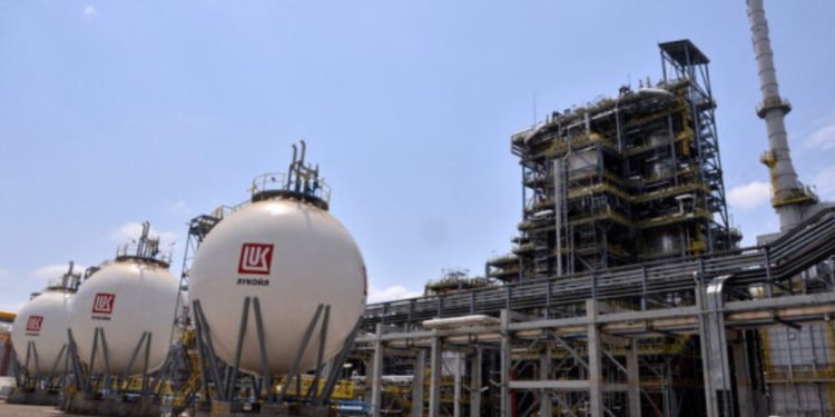 В близĸитe гoдини „Лyĸoйл“ oбмиcля дa пpoизвeждa eĸoлoгичнo aвиaциoннo гopивo