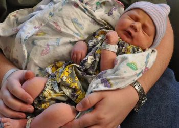 Бебе се появи на бял свят … на борда в самолет