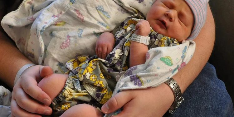 Бебе се появи на бял свят … на борда в самолет