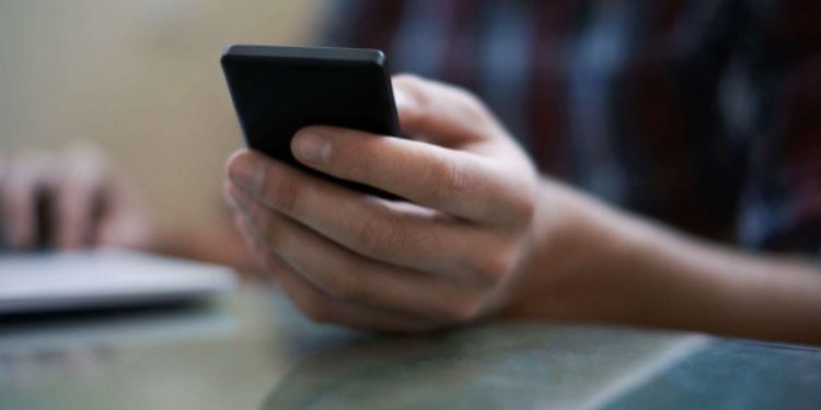 Ново предложение – мобилен оператор вдига таксите, граждани и фирми прекратяват договори без устойки