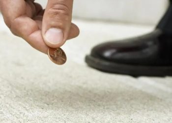 Ето какво трябва да знаете преди да вземете монета намерена на пътя