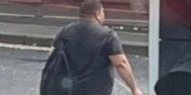 Мъж озадачи всички в мрежата, след като бе видян да разхожда банан на каишка