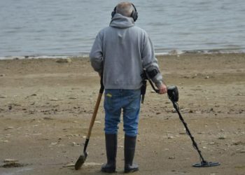 Тъжна, но интересна находка: мъж показа предмет, който намери на плажа