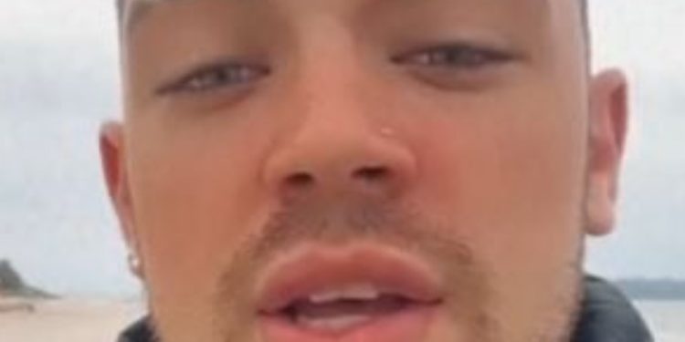 Мъж разбрал за изневярата на любимата си, след което си подарил скъпа почивка за нейна сметка ВИДЕО Мъж разбрал за изневярата на любимата си, след което си подарил скъпа почивка за нейна сметка ВИДЕО