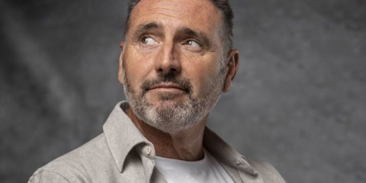 Мъж разказа как случайно намерил биологичните си родители 56 години след като го дали за осиновяване