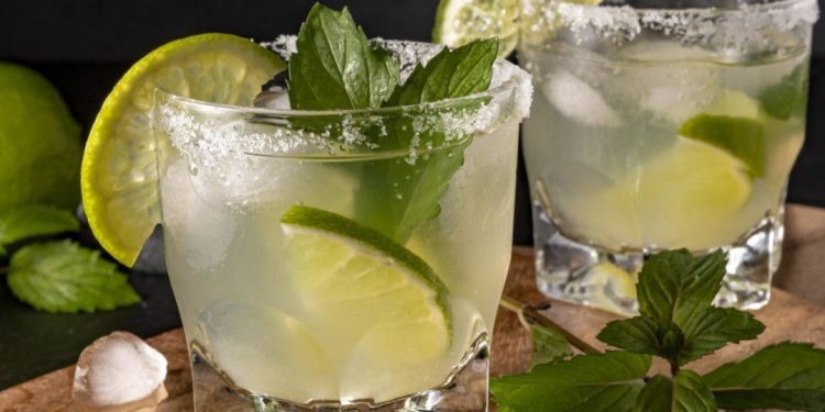 Какво да пиете вечерта, за да отслабнете бързо и да се отървете от корема: прости напитки, които изгарят мазнини Какво да пиете вечерта, за да отслабнете бързо и да се отървете от корема: прости напитки, които изгарят мазнини