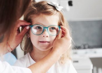 Детето Ви не иска да носи очила: лекар обясни какво трябва да се направи