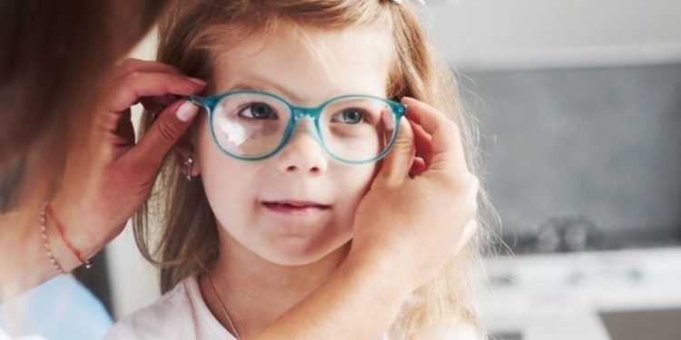 Детето Ви не иска да носи очила: лекар обясни какво трябва да се направи