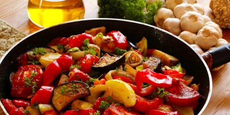 Крехки патладжани със сладки чушки (Рецепта)