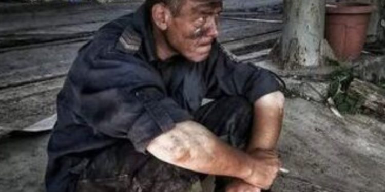 Снимка на пожарникар, който часове наред се е борил с огнената стихия разчувства всички в мрежата Снимка на пожарникар, който часове наред се е борил с огнената стихия разчувства всички в мрежата